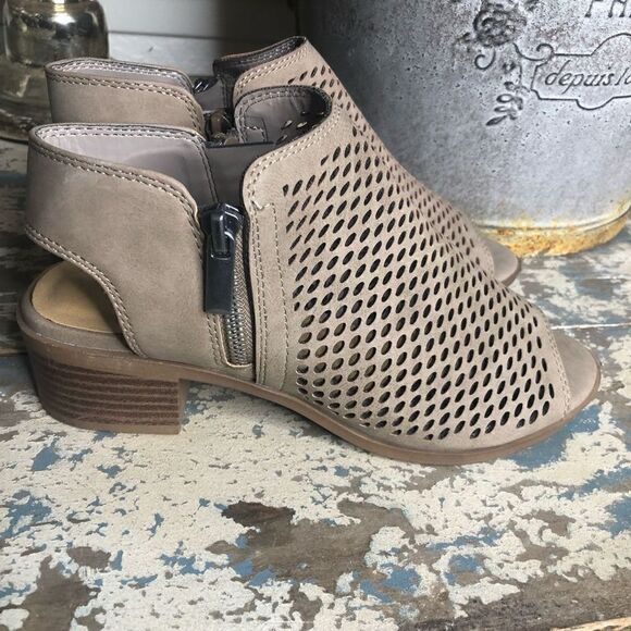 Soda Faux Leather Light Tan Cage Style Peep Toe SANDALS NWOB - Picture 4 of 12